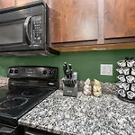 Modern Quirky Apartment Near Medical Center