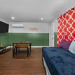 Modern Quirky Apartment Near Medical Center